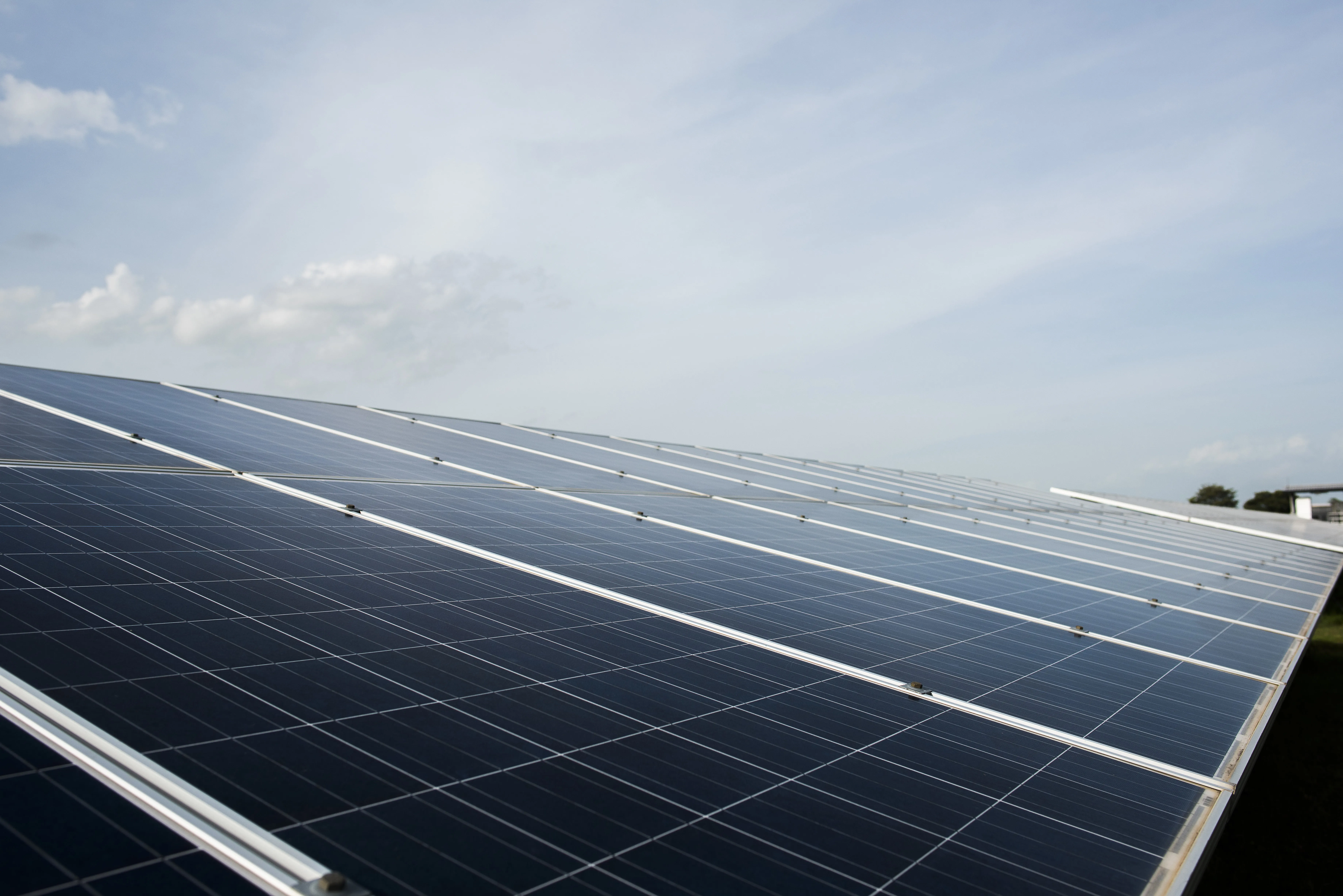 Güneş enerji santrallerini monofacial ve bifacial paneller kullanılarak kurmaktayız.