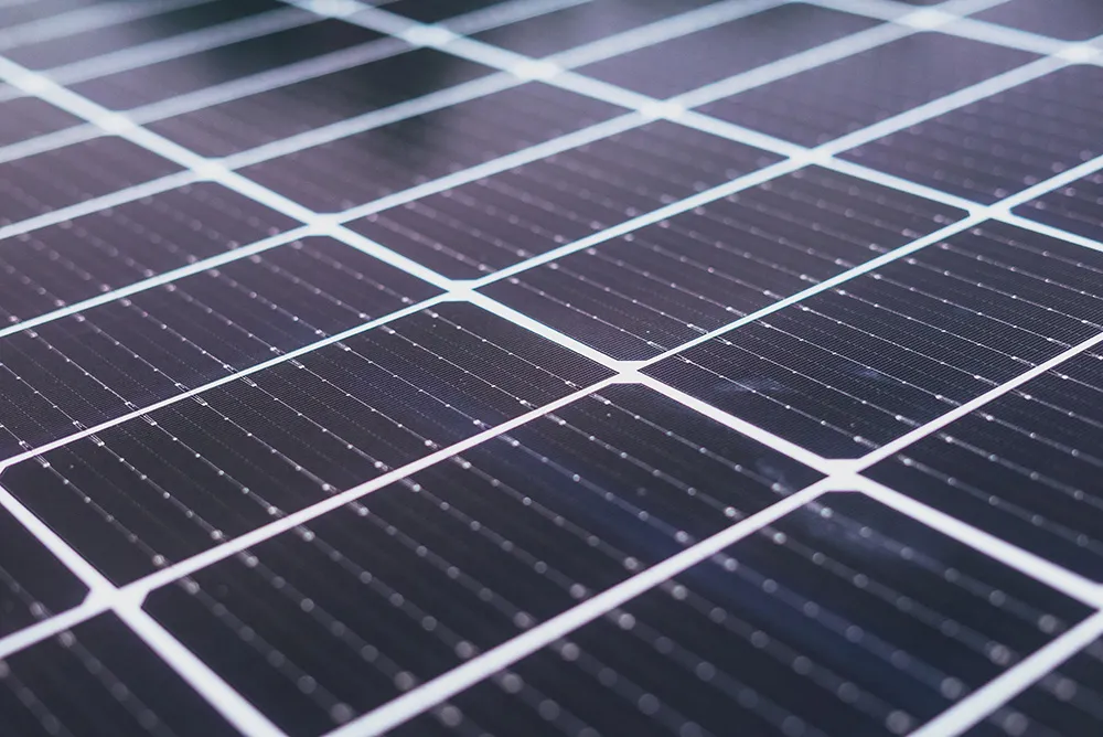 Güneş enerji santralleri büyük ölçekte elektrik üretimi için kullanılır.